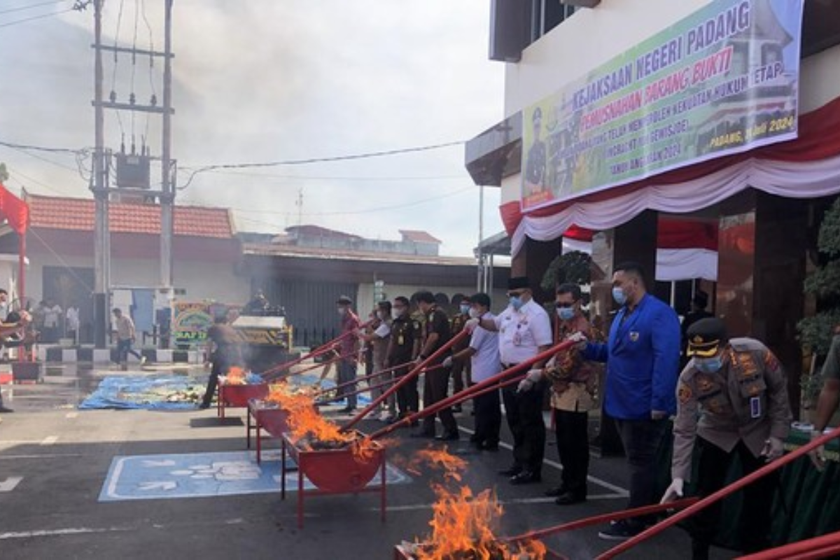 Kejari Padang Musnahkan Barang Bukti Narkoba Hingga Jamu