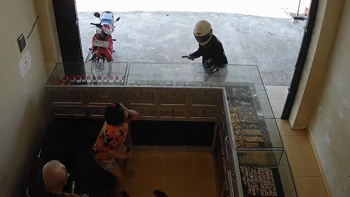 Toko Emas Disatroni Perampok Bersenpi,Polisi Buru Pelaku